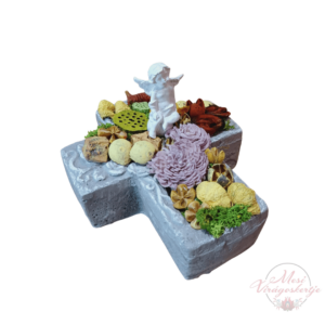 Kereszt alakú kegyeleti dekoráció gipsz alapon, száraz virágokkal, termésekkel, mohával és angyalszoborral díszítve – a Mesi Virágoskertje kézműves kompozíciója.