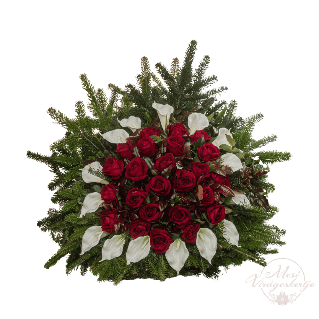 Selyemvirág koszorú élő fenyő ágakon, vörös rózsákkal és fehér kálákkal díszítve.
