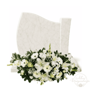 Fehér márvány sírkő előtt elhelyezett kegyeleti sírpárna fehér liliomokkal, rózsákkal, liziantusszal, krizantémokkal és zöld lombdíszítéssel, a „Mesi Virágoskertje” virágüzlet kínálatából.