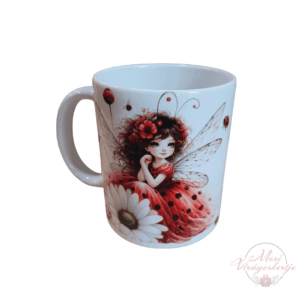 Fehér kerámia bögre tündéres illusztrációval – fekete göndör hajú lány piros katicaruhában, áttetsző szárnyakkal, katicabogarakkal és margarétával, Mesi Virágoskertje dizájnnal.