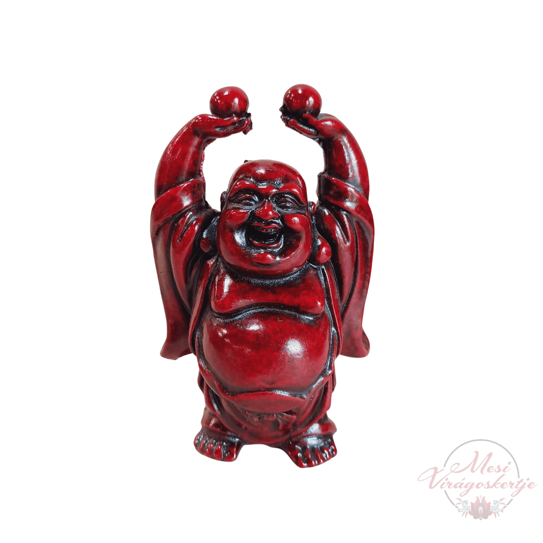 Nevető Buddha szobor piros színben, felemelt karokkal, szerencsét és boldogságot szimbolizálva, fehér háttér előtt
