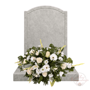 Bézs rózsákból és margarétákból készült sírpárna egy szürke sírkő előtt, zöld levelekkel díszítve, friss és szimmetrikus elrendezésben, kegyeleti célra