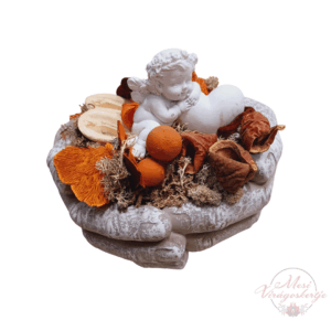 Kerámia kéz formájú sírdísz angyalszoborral és szárított növényi elemekkel, mint narancskarika, moha és gombák – temetkezési dekoráció szeretet és védelem szimbólumaival.