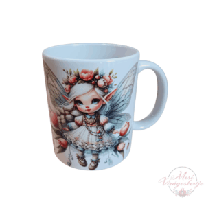 Fehér kerámia bögre tavasztündér illusztrációval – hosszú fehér hajú lány rózsaszín virágkoszorúval, áttetsző szárnyakkal, csipkés ruhában, katicákkal és margarétával körülvéve.