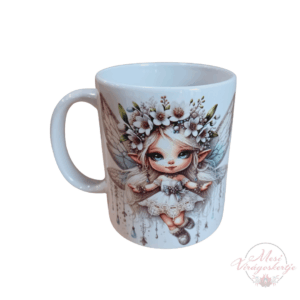 Fehér kerámia bögre tavasztündér illusztrációval – nagy szemű, fehér hajú tündér virágkoszorúval, áttetsző szárnyakkal, csipkés ruhában, virágos és csillogó díszítéssel, Mesi Virágoskertje dizájnnal.