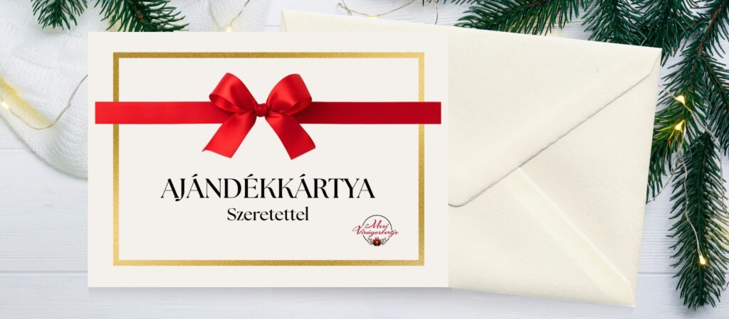 Elegáns karácsonyi ajándékkártya piros szalaggal és borítékkal, fenyőágakkal díszített háttérben