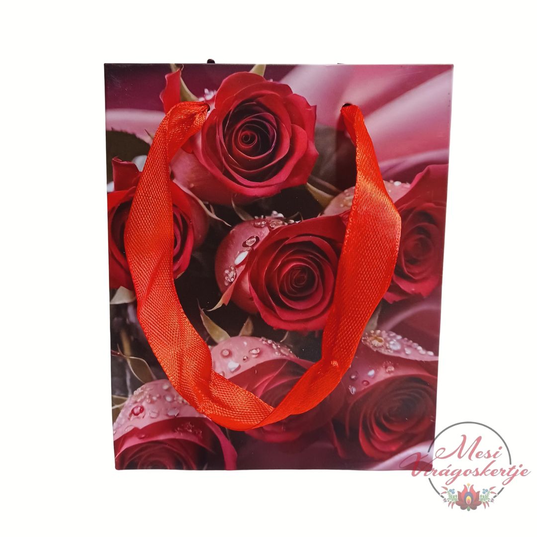 Bordó rózsás ajándéktáska piros szatén füllel, romantikus virágmintával