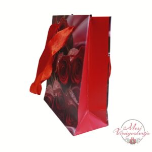 Bordó rózsás ajándéktáska oldalnézetből, piros oldallappal és szatén füllel