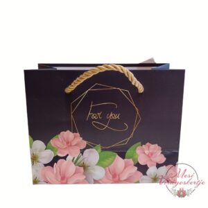 „For you” feliratú, sötét alapszínű virágmintás ajándéktáska arany zsinórfüllel