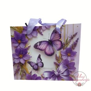 Lila ajándéktáska virágos és pillangós mintával, szalagfüles kivitelben