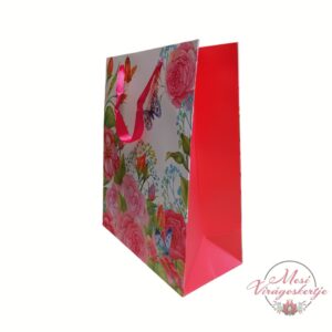 Virágmintás ajándéktáska oldalnézetből