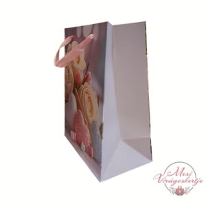 Rózsás szíves ajándéktáska oldalnézetből, stabil kialakítással