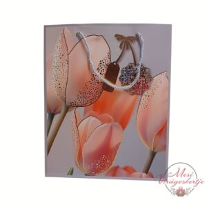 Tulipán mintás ajándéktáska előlnézetből