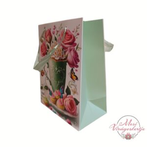 Vintage virágmintás ajándéktáska oldalnézetben pasztell belső színnel