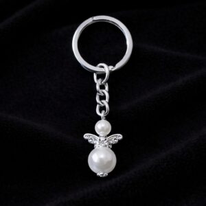 Angyal talizmán kulcstartó ezüst színű fémmel és ásvány gyönggyel fekete bársony háttéren