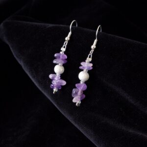 Ásvány fülbevalók természetes ásványkövekkel fekete bársony háttéren