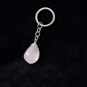 Ásvány kulcstartó természetes kővel fekete bársony háttéren