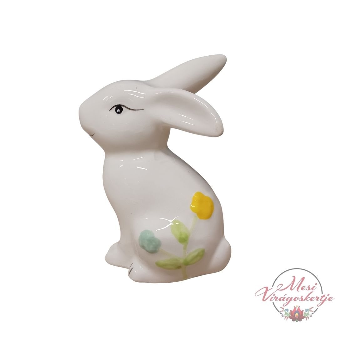 Fehér kerámia nyuszi virágmintával, tavaszi dekoráció