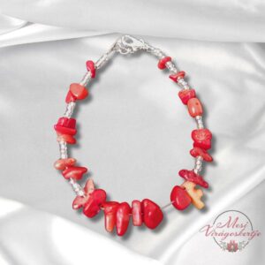 Ásvány karkötő természetes ásványgyöngyökkel, fehér selyem háttéren