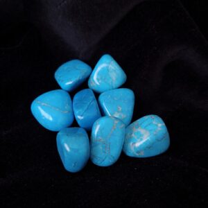 Ásvány marokkövek fekete bársony háttéren, sima csiszolt felülettel