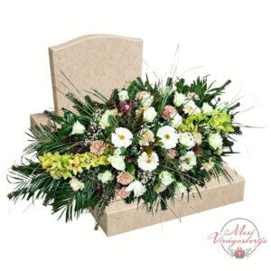 Családi sírpárna színes vegyes virágokkal 120 cm kegyeleti virágkompozíció