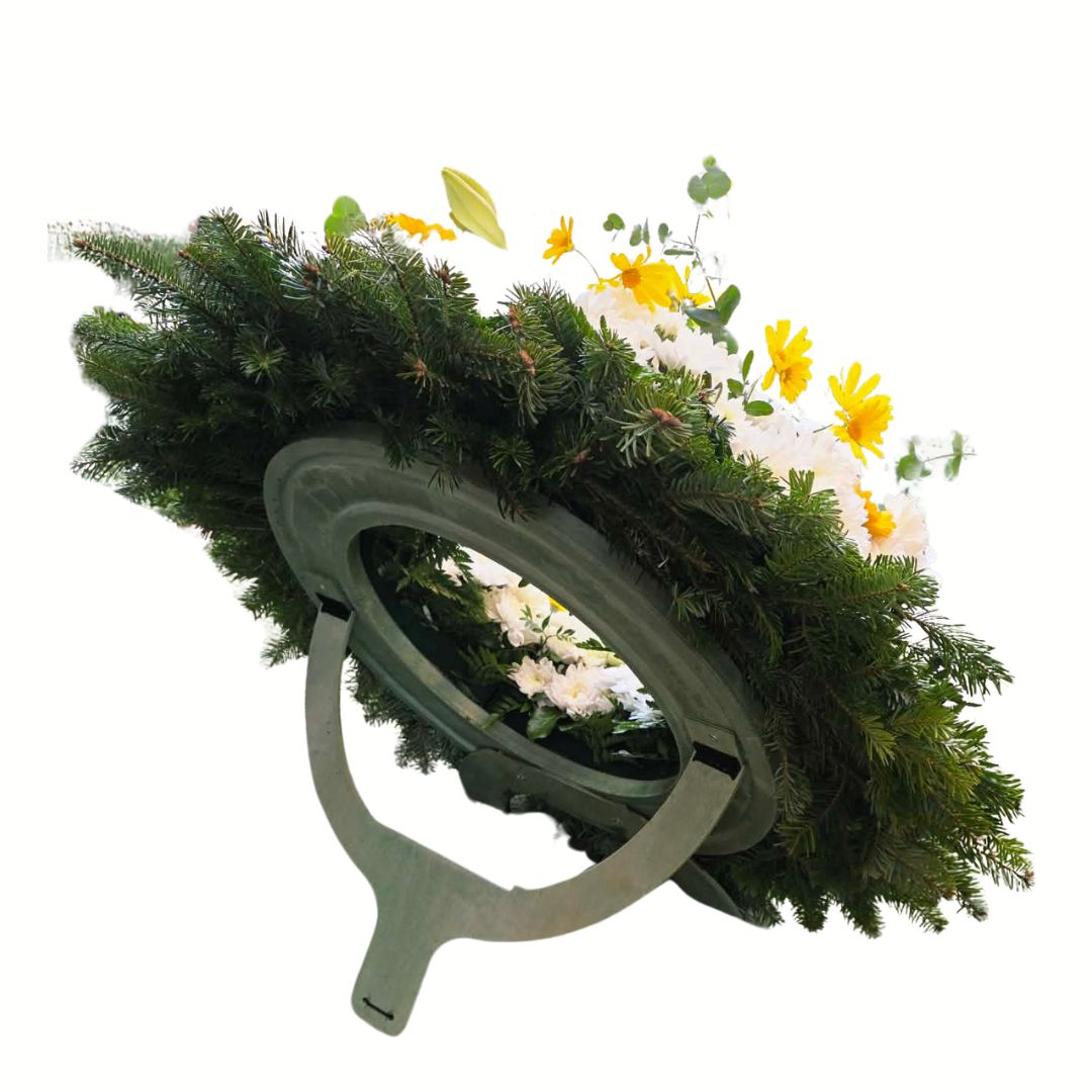 Kegyeleti koszorú oldalnézet állvánnyal fehér sárga virágokkal