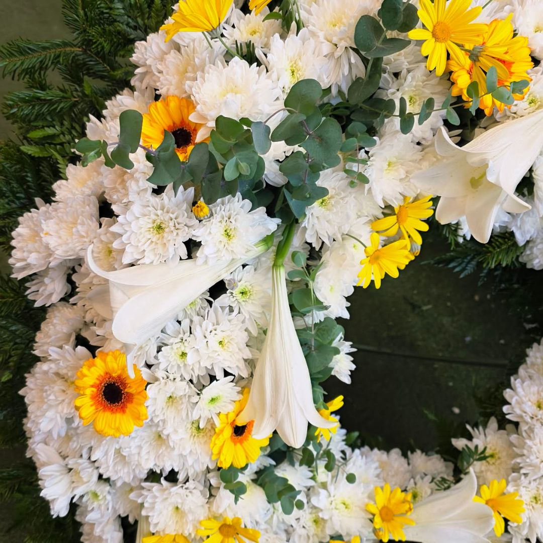 Fehér sárga kegyeleti koszorú részlet liliom és krizantém virágokkal