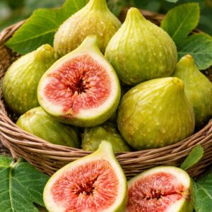 Érett dalmát füge gyümölcsök kosárban félbevágva Ficus carica Precoce de Dalmatie