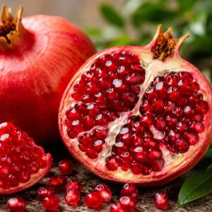 Félbevágott Parfianca gránátalma – Punica granatum ‘Parfianca’ lédús piros magokkal közelről
