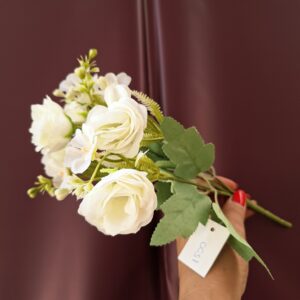 Fehér selyemvirág csokor vegyes virágokkal és zöldekkel