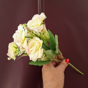 Krémfehér selyemrózsa csokor zöld levelekkel