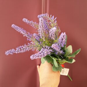 Lila levendula hatású selyemvirág csokor zöld levelekkel