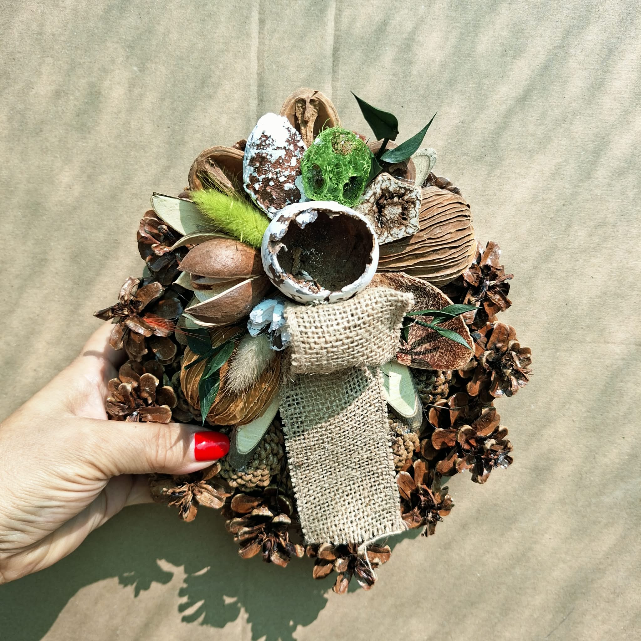 Natúr toboz koszorú száraz termésekkel – 20 cm, zöld díszítéssel
